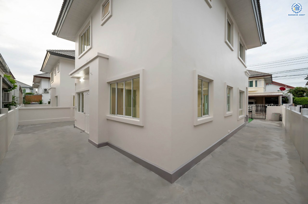 บ้านมือสองตกแต่งใหม่ โครงการ ชวนชื่นโมดัส แจ้งวัฒนะ เนื้อที่ 51.6 ตร.ว. ฟังก์ชัน 3 ห้องนอน 3 ห้องน้ำ จอดรถได้ 2 คัน รองรับทุกการอยู่อาศัย บนทำเลเดินทางเข้า-ออกเมืองสะดวก เชื่อมต่อถนนเลี่ยงเมืองปากเกร็ด, ถนนแจ้งวัฒนะ, ถนนติวานนท์ ใกล้รถไฟฟ้าสายสีชมพู "สถานีเลี่ยงเมืองปากเกร็ด" ทางด่วน "แจ้งวัฒนะ" และเซ็นทรัล แจ้งวัฒนะ